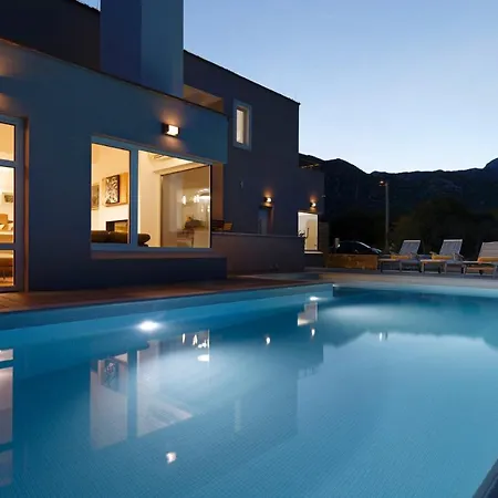 Jure With Heated Pool, Great Garden, Quiet Location Villa