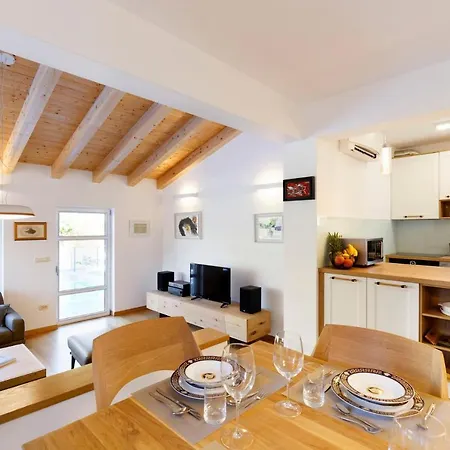 Jure With Heated Pool, Great Garden, Quiet Location *