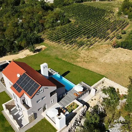 Jure - Heated Pool, Sauna, Tennis & Mini Golf I Dalmatia Hinterland Villa