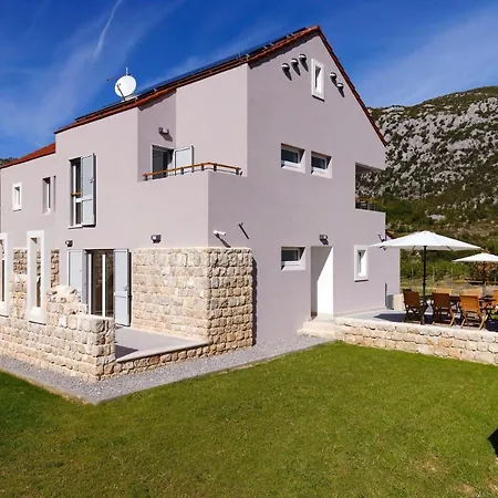 Jure With Heated Pool, Great Garden, Quiet Location *